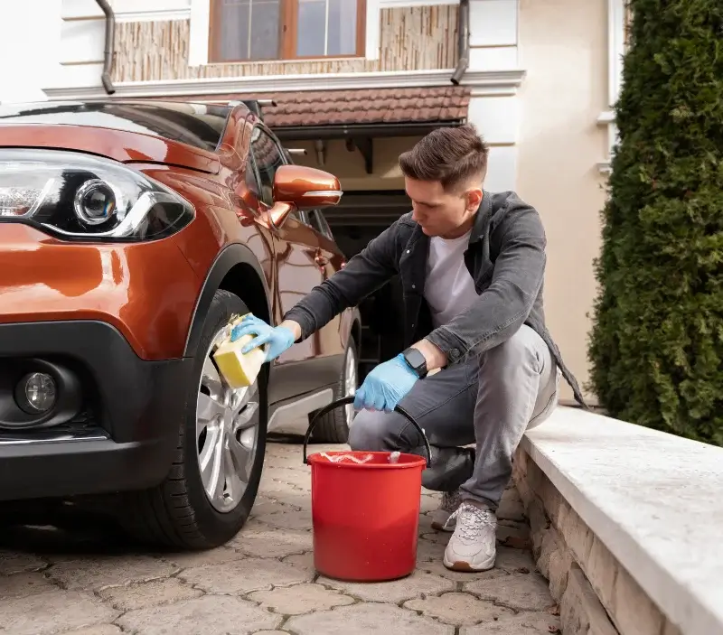 Lavage auto à domicile Fouesnant : professionnel intervenant sur un véhicule